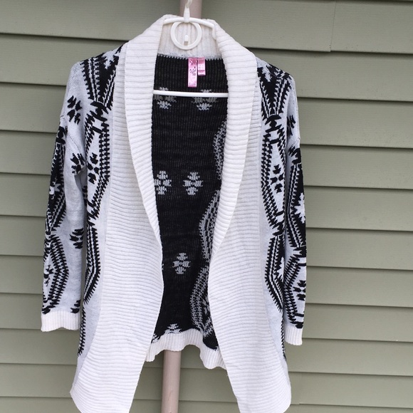 Dolled Up Sweaters - EUC Black and white cardigan sweater￼